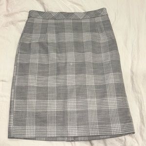 Worn twice. H&M skirt. Size 4. Good condition. Zipper has no issues.